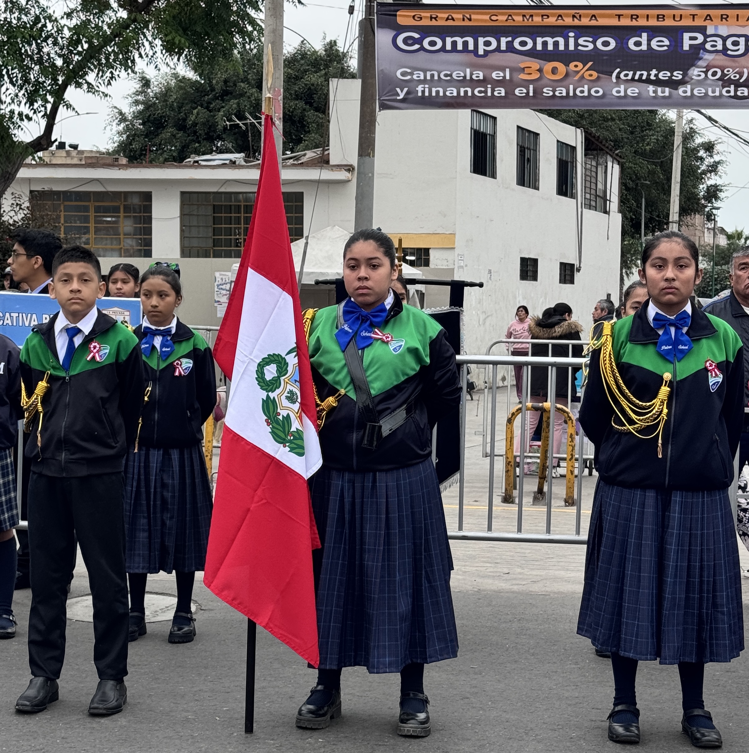 Escolta escolar con bandera