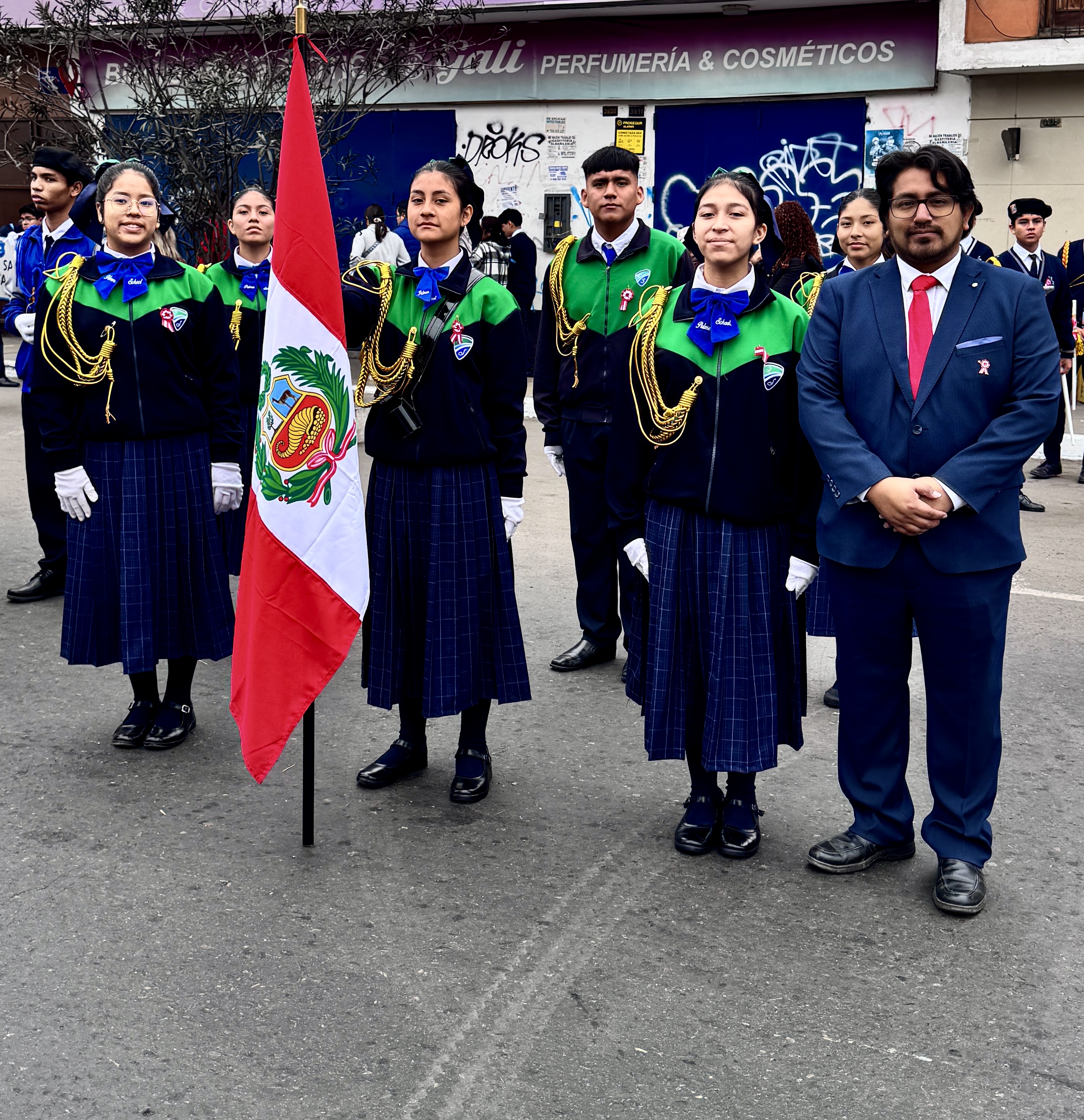 Delegación escolar en desfile cívico